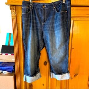 Lightweight denim. Stretchy Fabric super comfy. Cropped length